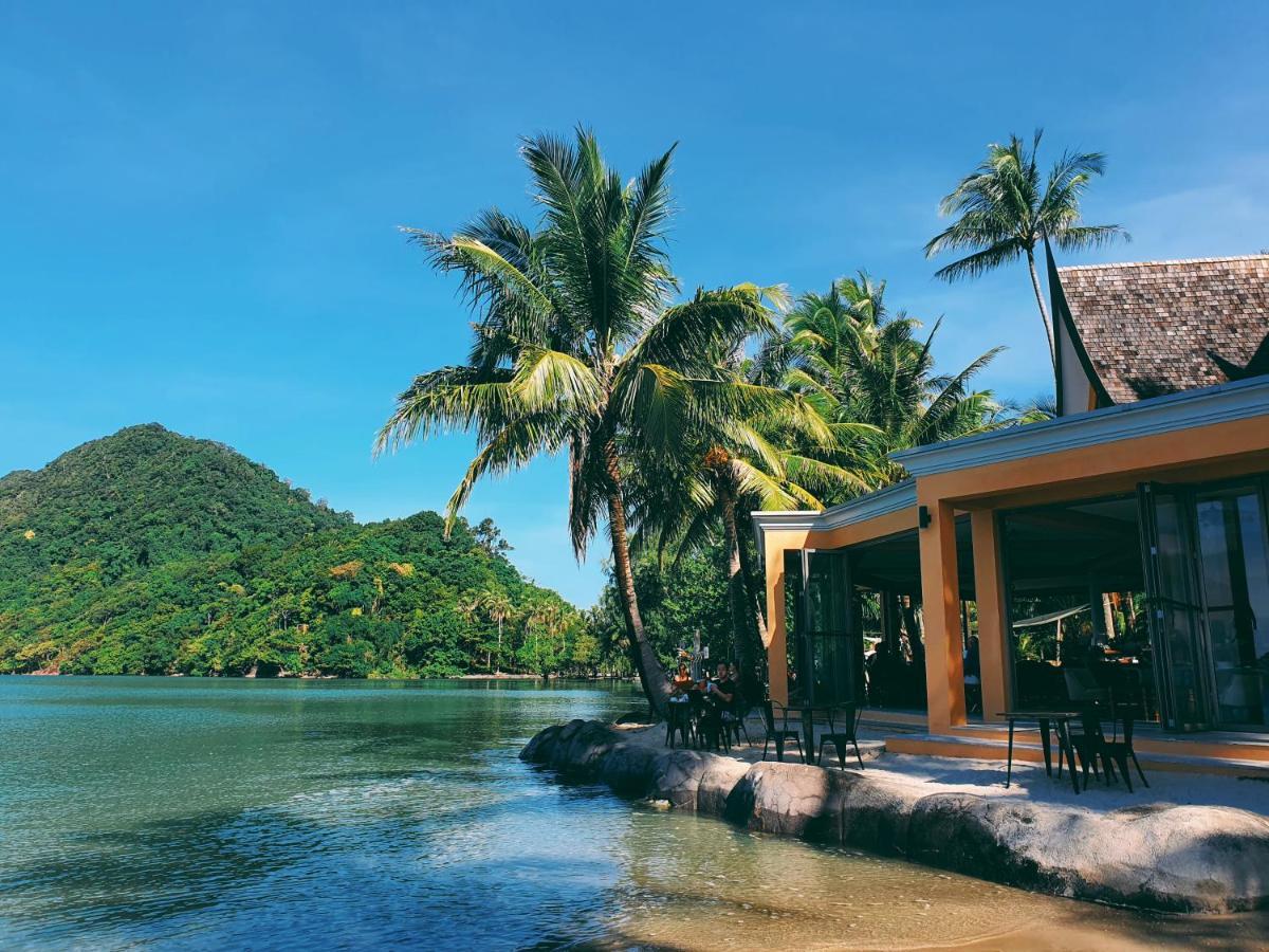Coral Cove Beachfront Villa - チャン島 エクステリア 写真